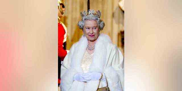 Königin Elizabeth II. hat ihre königlichen Pflichten erfüllt, während sie von ihrer Familie unterstützt wird.
