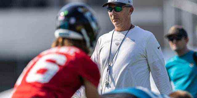 Cheftrainer Urban Meyer von den Jacksonville Jaguars schaut während des Trainingslagers im TIAA Bank Field am 28. Juli 2021 in Jacksonville, Florida, zu.