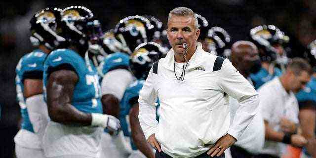 DATEI – An diesem Montag, dem 23. August 2021, sieht der Cheftrainer der Jacksonville Jaguars, Urban Meyer, wie sich sein Team vor einem NFL-Fußballspiel gegen die New Orleans Saints in New Orleans aufwärmt.
