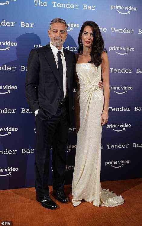 Wunderschön: George Clooney, 60, und seine Frau Amal, 43, waren das perfekte Paar, als sie beim London Film Festival an einem Fototermin für seinen Film The Tender Bar teilnahmen