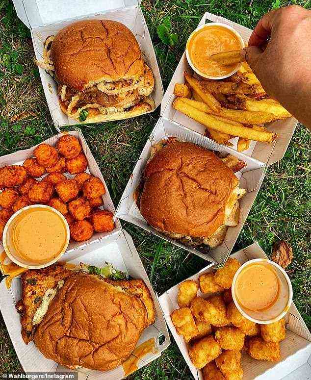 Die US-Burger-Kette ist berühmt für ihre frischen Hackfleisch-Burger, Vorspeisensalate und Sandwiches, geladene Tots und schaumige Shakes
