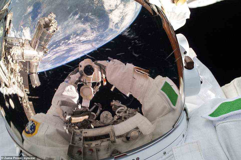 Der Astronaut Luca Parmitano der Europäischen Weltraumorganisation ESA legt während der Arbeit eine kurze Selfie-Pause ein, um kleinere Installationen am Rückgrat der ISS durchzuführen und die Station für den bevorstehenden Einbau eines neuen russischen Moduls vorzubereiten.