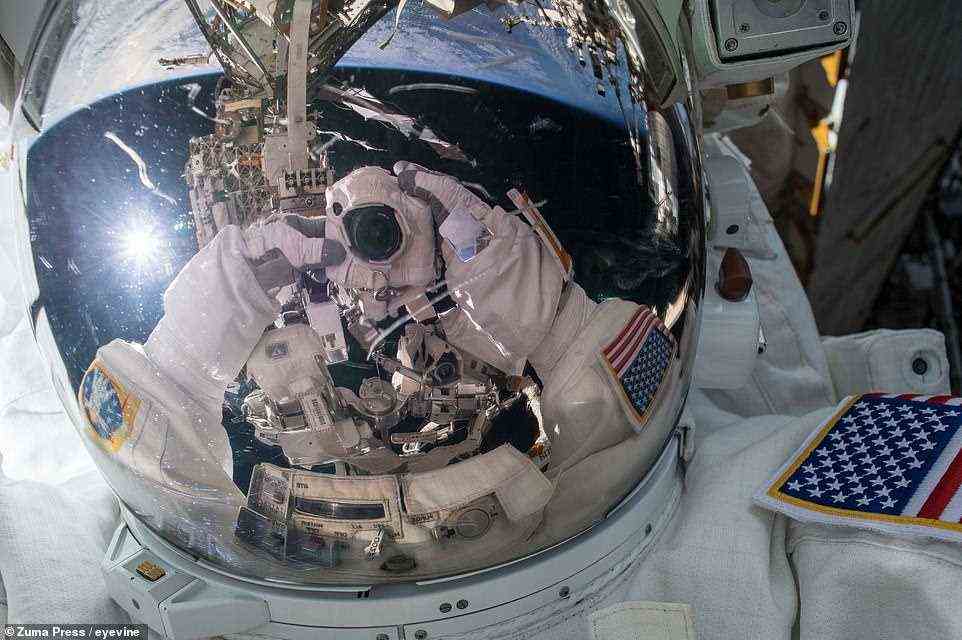 Ricky Arnold von der NASA posiert für ein Selfie während einer EVA, um am 29. März 2018 drahtlose Kommunikationsantennen an der Außenseite des Tranquility-Moduls der ISS zu installieren.