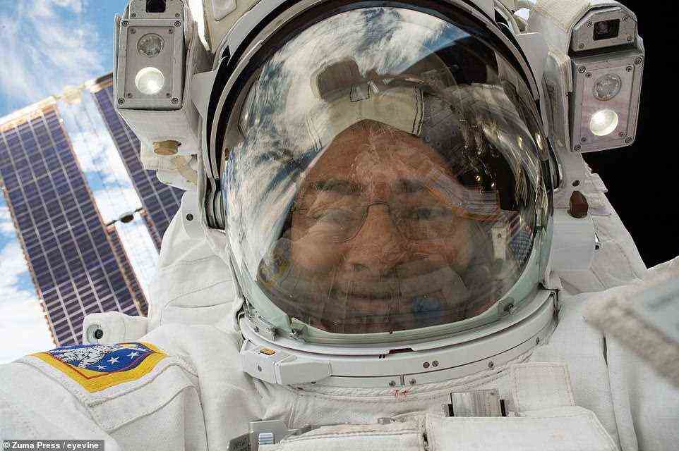 Mark Vande Hei von der NASA macht am 23. Januar 2018 während einer Exkursion zur Reparatur eines Roboterarmes der ISS ein Selbstporträt.