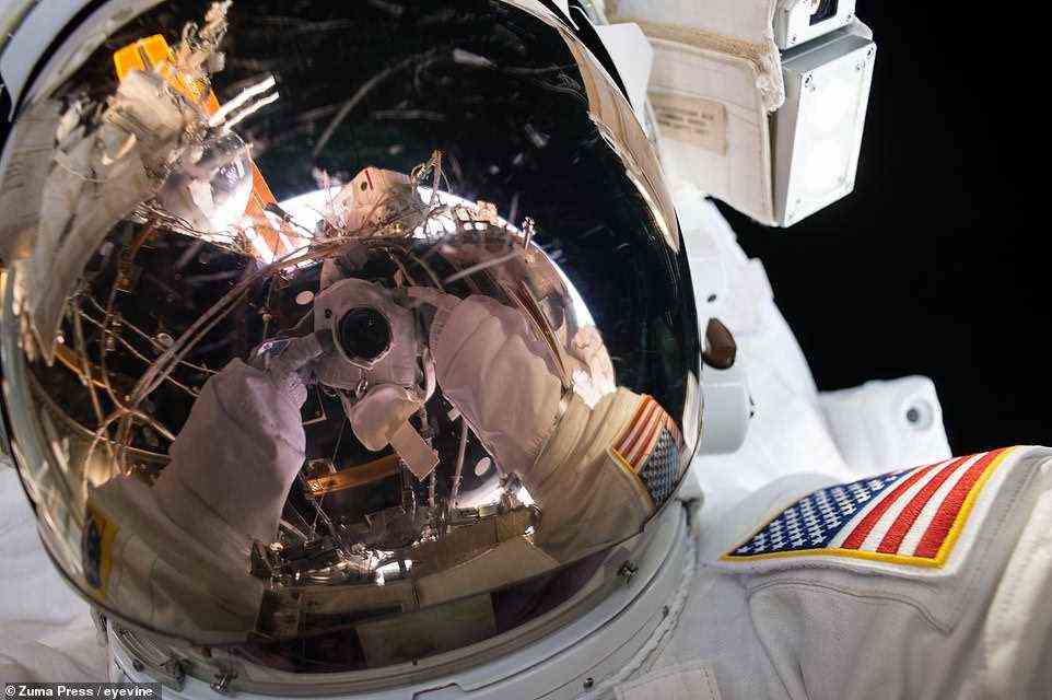 NASA-Astronautin Kate Rubins während einer EVA am 19. August 2016, um einen internationalen Docking-Adapter an der ISS zu installieren.  Der Adapter ermöglicht es kommerziellen Raumfahrzeugen von Boeing und SpaceX, an der Orbitalstation anzudocken.