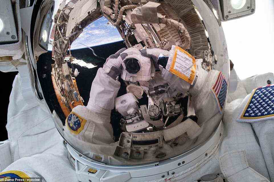 Ricky Arnold von der NASA posiert am 29. März 2018 für ein Selfie.