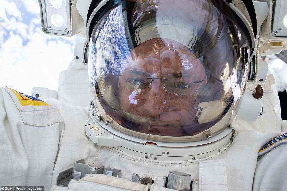 NASA-Astronaut Scott Kelly am 21. Dezember 2015. Zusammen mit seinem Kollegen Tim Kopra löst Kelly die Bremsgriffe an den Crew-Ausrüstungswagen an den Seiten des mobilen Transporter-Triebwagens der ISS, damit dieser vor dem Andocken eines russischen Raumfahrzeugs gesichert werden kann Frachtvorräte in den Orbit bringen.