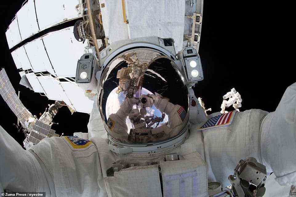 Ricky Arnold ist hier am 14. Juni 2018 abgebildet. Der Zweck dieses Weltraumspaziergangs bestand darin, hochauflösende Kameras zu installieren, um kommerzielle Besatzungsraumschiffe – wie den Boeing Starliner und den SpaceX Crew Dragon – besser verfolgen zu können, wenn sie an die ISS andocken.