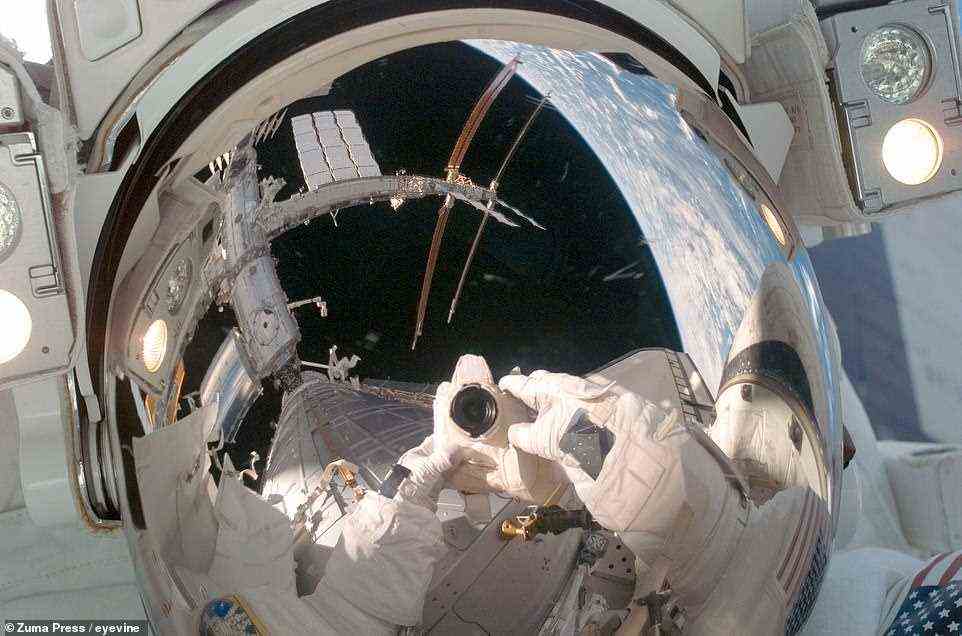 Der NASA-Astronaut Mike Fossum posiert für einen Schnappschuss während eines fast siebenstündigen Weltraumspaziergangs, um den druckbeaufschlagten Kernabschnitt des japanischen Wissenschaftsmoduls „Kibo“ für den Anschluss an die ISS am 3. Juni 2008 vorzubereiten.