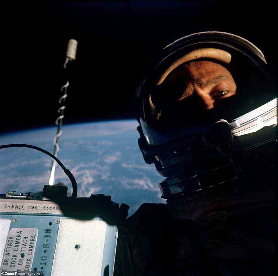 Das allererste Weltraum-Selfie wurde vom NASA-Astronauten Buzz Aldrin aufgenommen, als er am 12. November 1966 EVA außerhalb der Raumsonde Gemini 12 durchführte. Durch den Beweis, dass Astronauten effektiv im Weltraum arbeiten können, half das Gemini-Programm dabei, den Weg für das Apollo-Programm zu ebnen, um berühmt zu werden brachten Aldrin und Neil Armstrong am 20. Juli 1969 auf die Mondoberfläche.