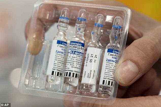 Zwei frühe klinische Studien, die dieses Jahr in Moskau durchgeführt wurden, zeigten, dass der russische Covid-19-Impfstoff sicher und wirksam war.  Im Bild: Russlands Sputnik V jab
