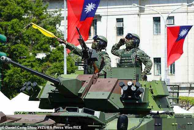 Taiwan betrachtet sich selbst als einen unabhängigen Staat - die Republik China -, während China es als eine abtrünnige Provinz betrachtet (im Bild taiwanesische Soldaten bei der Parade am Sonntag)
