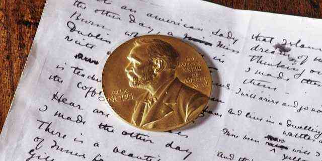 Die Nobel-Goldmedaille und ein Manuskript des irischen Dramatikers und Dichters William Butler Yeats (1865-1939) im Sligo Museum, County Sligo, Irland Januar 1968. Yeats gewann 1923 den Nobelpreis für Literatur. (Foto von RDImages/ Epen/Getty Images)