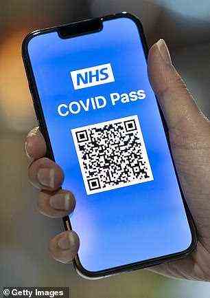 In dieser Abbildung hält eine Frau letzte Woche in Cardiff ein iPhone mit einem NHS Covid Pass