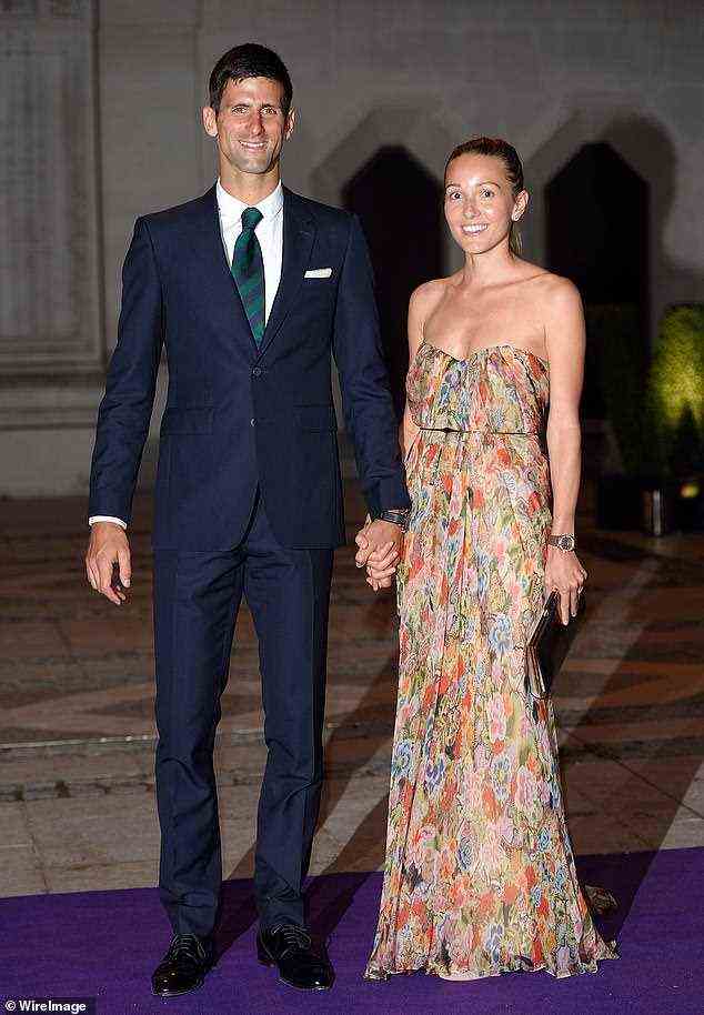 Ein Impfstoffmandat könnte Novak Djokovic aus dem Turnier zwingen, nachdem er sich offen gegen den Stich ausgesprochen hat (im Bild, Djokovic im Bild mit Frau Jelena).