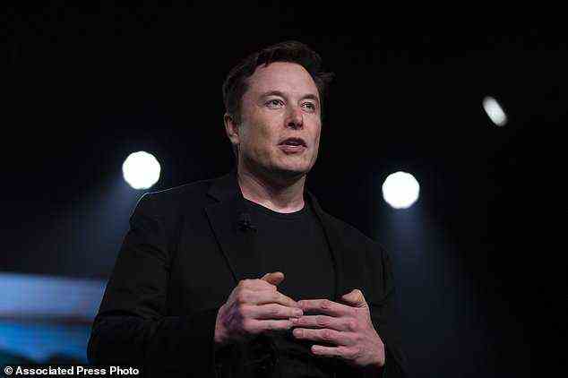 Elon Musk, CEO von Tesla, spricht vor der Vorstellung des Model Y im Designstudio des Unternehmens in Hawthorne, Kalifornien. Tesla sagt, dass es seinen Hauptsitz von Palo Alto, Kalifornien, nach Austin, Texas, verlegen wird, obwohl der Elektroautohersteller seine Produktionskapazitäten weiter ausbauen wird im Goldenen Staat