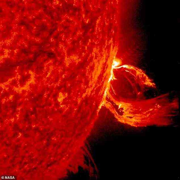 Koronale Massenauswürfe treten regelmäßig mit unserer Sonne auf, wie sie hier am 17. Juni 2015 vom NASA-Satelliten Solar Dynamics Observatory aufgenommen wurden