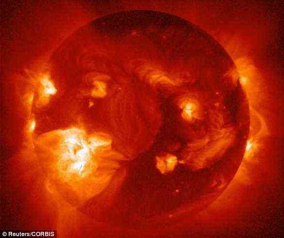Dieses Foto zeigt die koronalen Löcher der Sonne in einem Röntgenbild.  Die äußere Sonnenatmosphäre, die Korona, ist durch starke Magnetfelder strukturiert, die, wenn sie geschlossen sind, dazu führen können, dass die Atmosphäre plötzlich und heftig Gasblasen und Magnetfelder freisetzt, die als koronale Massenauswürfe bezeichnet werden