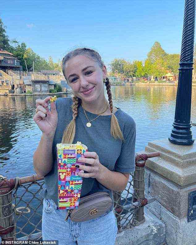 Damit die Fans raten: Chloe hat kürzlich dieses Foto von sich selbst in Disneyland gepostet, wo sie mit Brooklinn zu sein schien