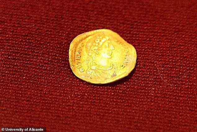 Eine der 10 entdeckten Münzen, die Honorius darstellt, der von 393 bis 423 römischer Kaiser war