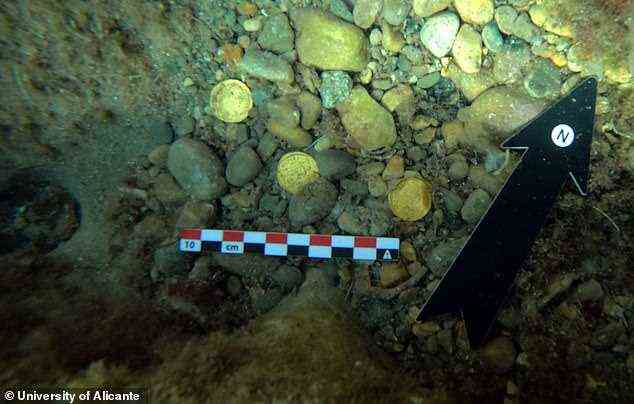 Vor rund 1.500 Jahren soll der Vorrat vor barbarischen Eindringlingen versteckt worden sein, doch zwei Schwager entdeckten den Müll, der in Alicante Müll vom Meeresboden säuberte