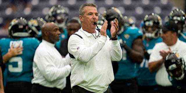 Der Trainer der Jacksonville Jaguars, Urban Meyer, pfeift vor einem NFL-Footballspiel gegen die Houston Texans am Sonntag, den 12. September 2021, in Houston.