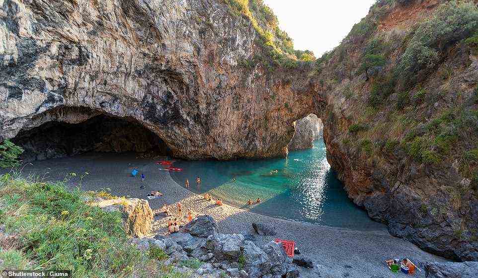 Der „Strand mit dem großen Bogen“ an der italienischen Küste, der angeblich im neuen Bond-Film zu sehen ist