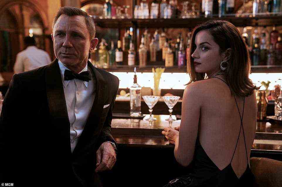 Cocktailstunde: Craig belebt seine Rolle als Bond neben Ana de Armas, die im neuen Film die kubanische Agentin Paloma spielt