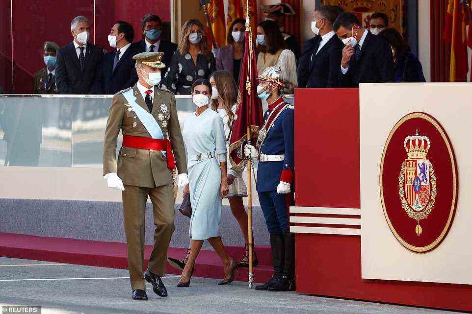 Elegant: Königin Letizia, 49, sah typisch schick aus in einem himmelblauen Kleid mit Gürtel, braunen Wildleder-Absätzen und einer Leder-Clutch-Tasche