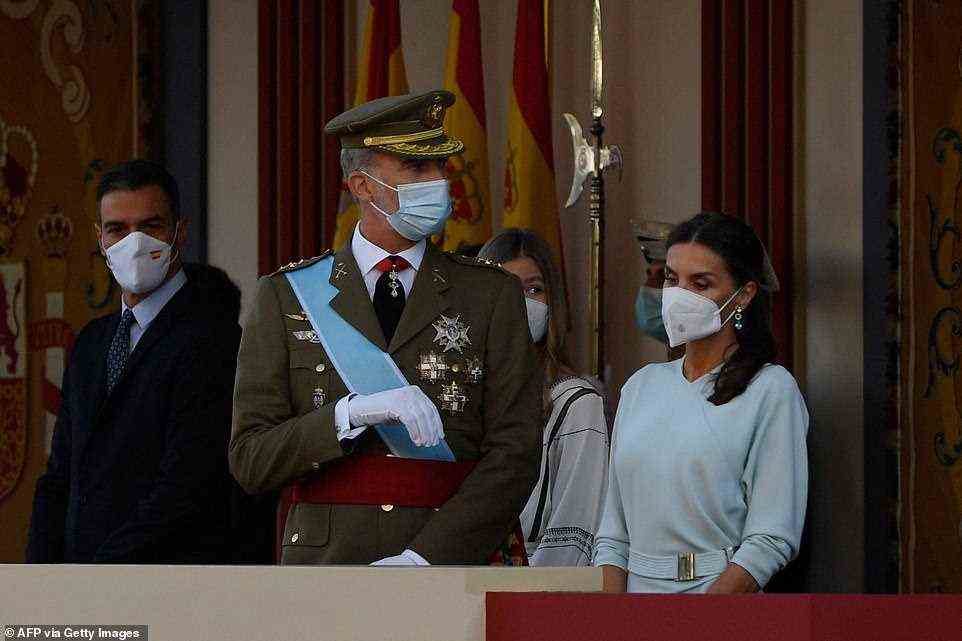 VIPs: Spaniens Premierminister Pedro Sanchez, links, hat sich heute bei der Veranstaltung in Madrid der königlichen Familie in ihrer Loge angeschlossen