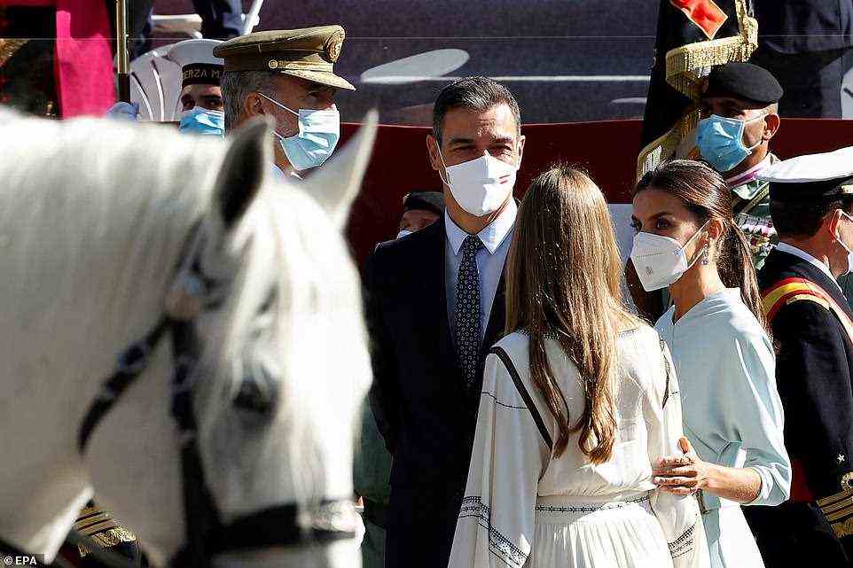 An der Seite ihrer Mutter: Letizia und Sofia sprachen bei der Militärparade mit dem spanischen Ministerpräsidenten Pedro Sanchez
