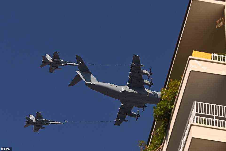 Abheben in die Luft: Ein T-23 und zwei F-18 C-15 nehmen an der militärischen Luftparade im Rahmen der heutigen Feierlichkeiten teil