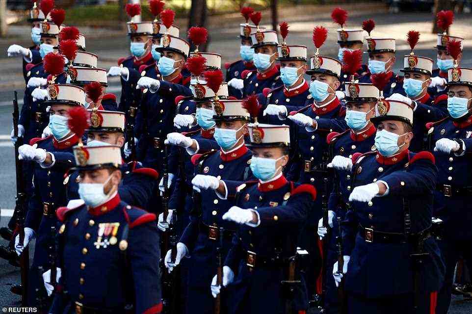 Display: Mitglieder der spanischen königlichen Garde nehmen an einer Militärparade zum spanischen Nationalfeiertag teil