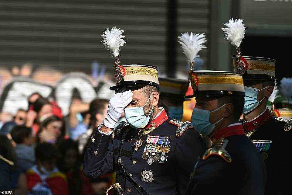 Moment für sich selbst: Ein geschmückter Soldat ließ für einen Moment seine polierte Fassade gleiten, als er an der Prozession teilnahm