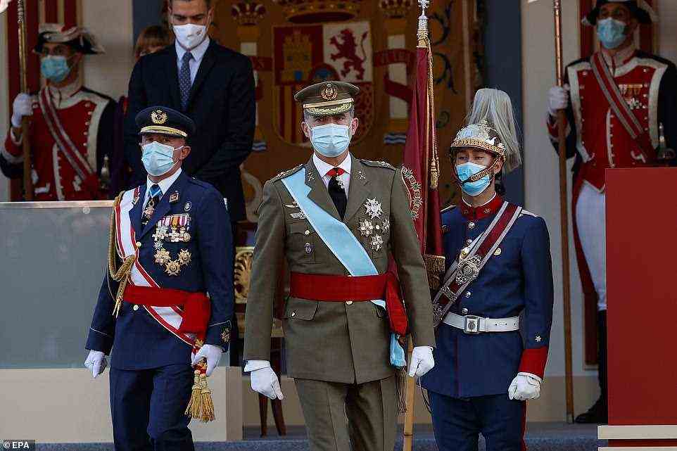 Dekoriert: König Felipe, der 2014 den Thron bestieg, hatte heute seine Militärmedaillen bei der Veranstaltung in Madrid ausgestellt