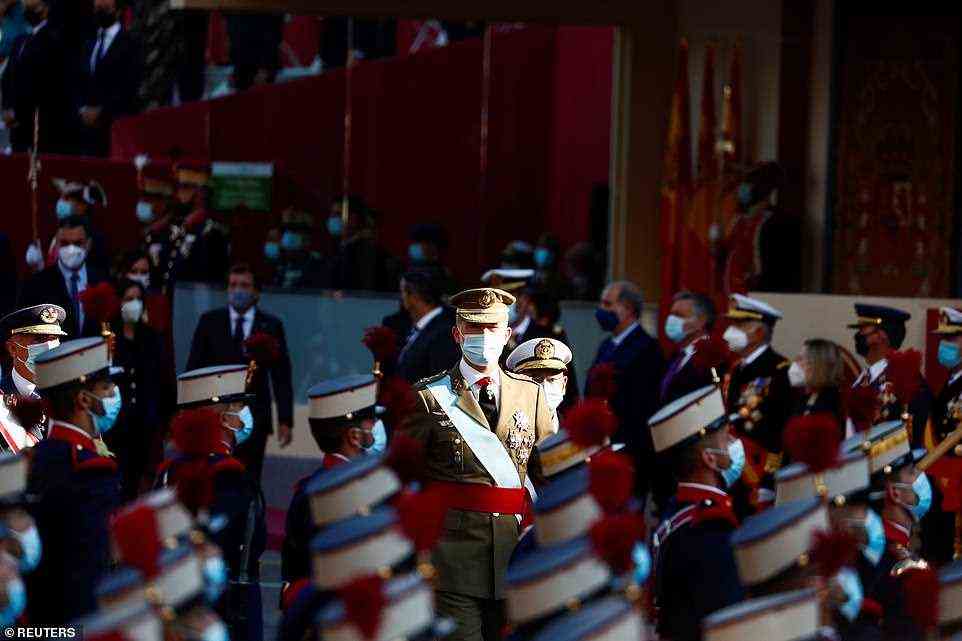 Herausragend: König Felipe von Spanien inspiziert Mitglieder der spanischen Königlichen Garde während der Parade in Madrid