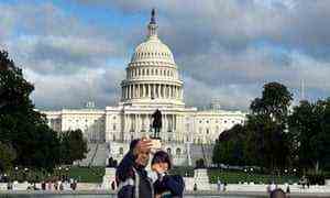 Ein Paar macht ein Selfie vor dem US Capitol Building.