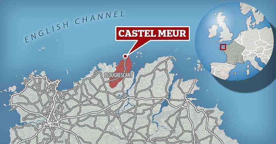 Der Tourismusverband der Bretagne bezeichnet Plougrescant als den „verrückten nördlichsten Punkt“ der Region.  Castel Meur ist seit langem eine der Hauptattraktionen der Gegend