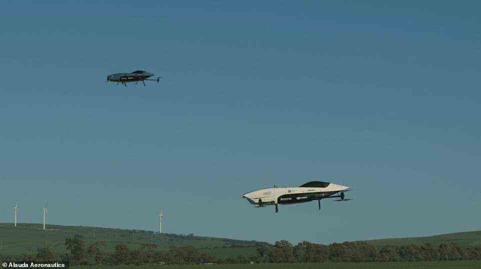 Der Airspeeder ist hier in Südaustralien während der dualen Testflüge zu sehen.  Obwohl einer grau und der andere weiß ist, haben sie nur eine andere Lackierung;  beide sind das gleiche modell