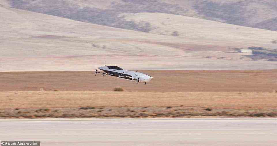 Eines der Airspeeder-Fahrzeuge landet nach dem Doppeltestlauf im September.  Das Ziel des Airspeeder-Teams ist es, im nächsten Jahr menschliche Piloten im Cockpit einer bemannten Rennserie rund um den Globus zu haben