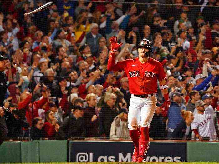 Boston Red Sox Center Fielder Enrique Hernandez (5) dreht seinen Schläger um, nachdem er eine Walk-Off-Opferfliege gegen die Tampa Bay Rays getroffen hat, um den Pinch Runner Danny Santana (nicht abgebildet) während des neunten Innings von Spiel 4 der ALDS zu treffen