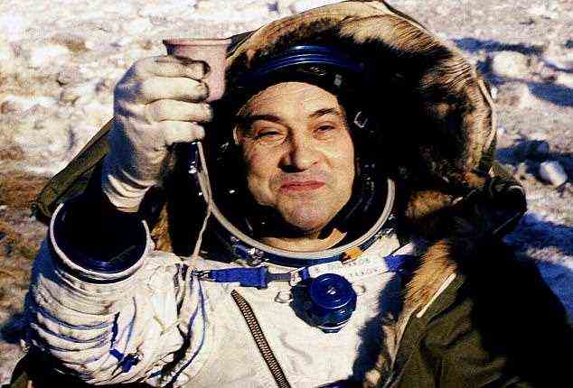 Die fünf Männer verbrachten durchschnittlich 169 Tage, aber andere Weltraumhelden blieben doppelt so lange an der letzten Grenze.  Der russische Kosmonaut Valeri Polyakov (im Bild) verbrachte von 1994 bis 1995 437 Tage auf der Raumstation Mir und hält immer noch den Rekord für die längste Zeit, die ein Mensch im Weltraum verbracht hat