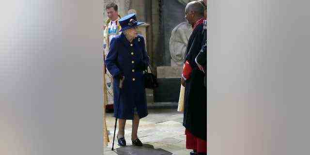 Die Königin benutzte während des Auftritts einen Spazierstock.