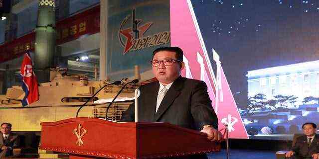 Nordkoreas Machthaber Kim Jong Un spricht am Montag während einer Ausstellung von Waffensystemen in Pjöngjang, Nordkorea.  (Koreanische Zentrale Nachrichtenagentur/Korea News Service über AP)