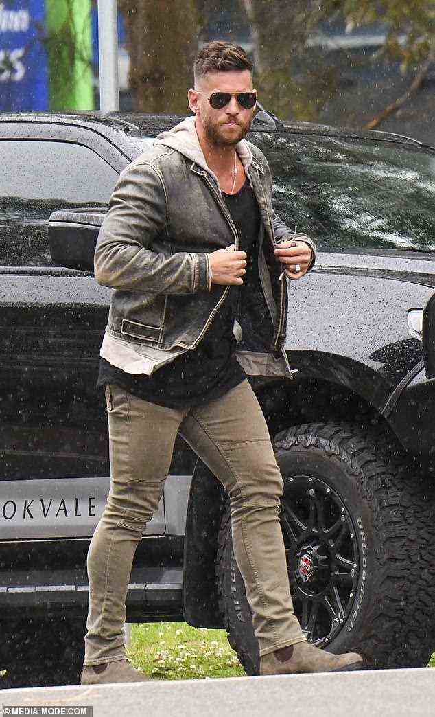 Rockstar-Ankunft: Für den regnerischen Anlass gekleidet, trug der Schauspieler eine Jeansjacke im Used-Look, eine eng anliegende Khakihose, einen grauen Hoodie und ein schwarzes T-Shirt