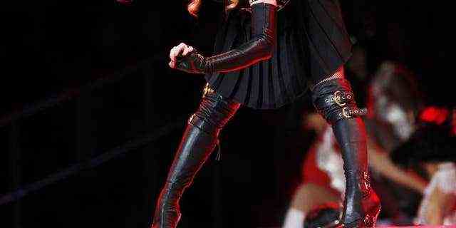 Madonna wird beim Super Bowl in ihren oberschenkelhohen Stiletto-Stiefeln gezeigt.  Kürzlich trug die Sängerin in NYC einen filterfreien Look (Reuters)