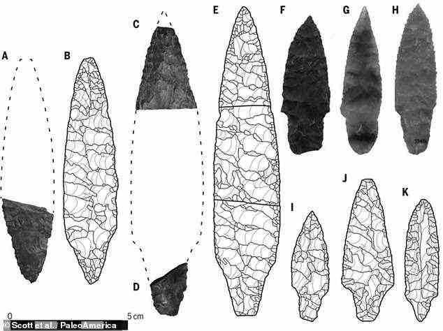 Es waren Ähnlichkeiten in Steinartefakten, die viele Archäologen zu der Annahme führten, dass die ersten Völker Amerikas vor etwa 15.000 Jahren aus Japan ausgewandert sind.  Insbesondere die Werkzeuge, die von den 'Jomon'-Jägern-Sammlern-Fischern in Japan (B, D, E, I, J & K) verwendet werden, scheinen denen zu entsprechen, die an alten archäologischen Stätten der amerikanischen Ureinwohner gefunden wurden (A, C, F, G & H)
