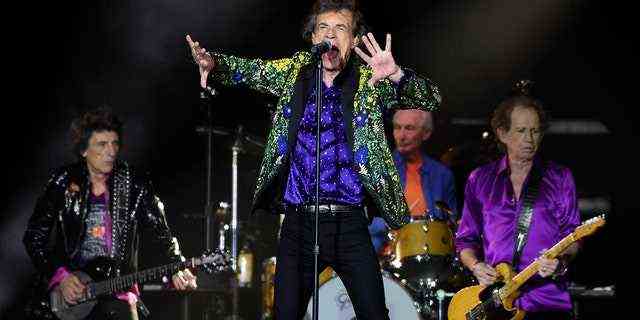Mick Jagger, Mitte, tritt mit seinen Rolling Stones-Bandkollegen von links, Ron Wood, Charlie Watts und Keith Richards während ihres Konzerts im Rose Bowl in Pasadena, Kalifornien am 22. August 2019 auf (Foto von Chris Pizzello/Invision/AP, Datei)