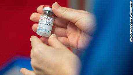 Moderna fordert die FDA nachdrücklich auf, eine Auffrischimpfung in halber Größe seines Covid-19-Impfstoffs für einige Erwachsene zu genehmigen