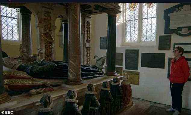 Widdicombe wurde in die St.-Nikolaus-Kirche außerhalb von Henley-on-Thames in Oxfordshire gebracht, wo er erfährt, dass Rich der Urenkel von Lady Catherine Knollys und ihrem Ehemann Sir Francis Knollys, Schatzmeister des Haushalts von Königin Elizabeth I. ihr Grab)